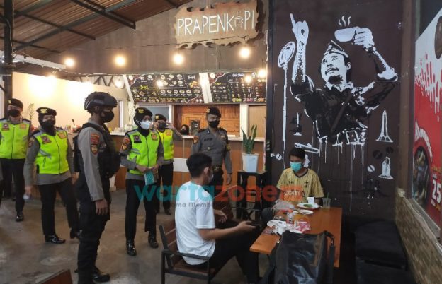 Foto: Ditsamapta Polda Jatim melaksanakan giat Patroli KRYD dalam rangka penegakkan protokol kesehatan di beberapa cafe dan warung kopi di Surabaya.