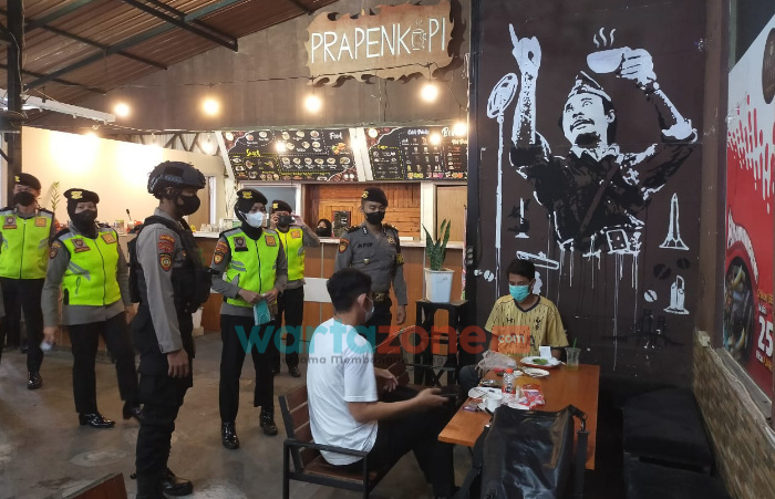 Foto: Ditsamapta Polda Jatim melaksanakan giat Patroli KRYD dalam rangka penegakkan protokol kesehatan di beberapa cafe dan warung kopi di Surabaya.