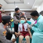 Foto: Kapolresta Mojokerto AKBP Rofiq Ripto Himawan, meninjau vaksinasi di SD Katolik Wijana Sejati.