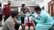 Foto: Kapolresta Mojokerto AKBP Rofiq Ripto Himawan, meninjau vaksinasi di SD Katolik Wijana Sejati.