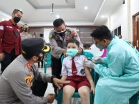 Foto: Kapolresta Mojokerto AKBP Rofiq Ripto Himawan, meninjau vaksinasi di SD Katolik Wijana Sejati.