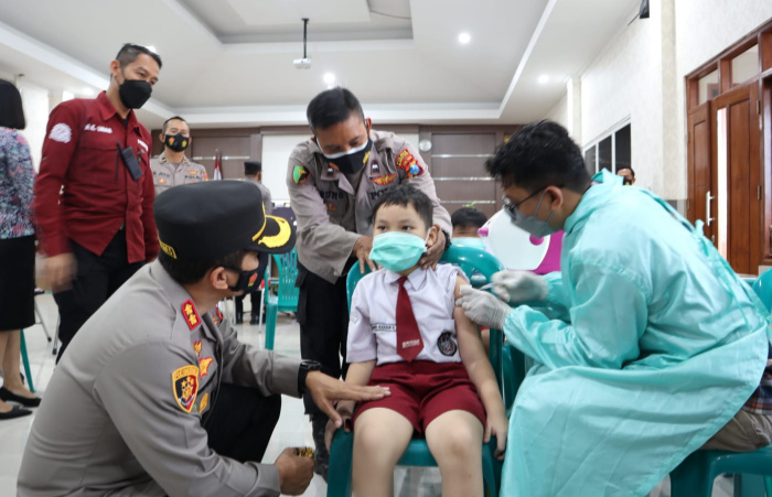 Foto: Kapolresta Mojokerto AKBP Rofiq Ripto Himawan, meninjau vaksinasi di SD Katolik Wijana Sejati.