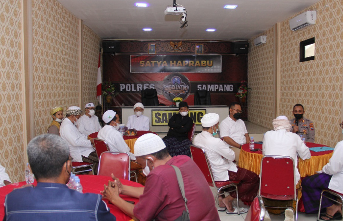 Foto: Perwakilan Forum Ummat Islam Kabupaten Sampang bertemu dengan Kapolres Sampang AKBP Arman.