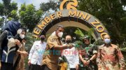 Caption : Bupati Jember Hendy Siswanto dan Owner Jember Mini Zoo Adnan Muhammad, serta jajaran Forkopimda setempat saat melakukan pelepasan burung sebagai simbolis Grand Opening Jember Mini Zoo.