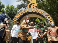 Caption : Bupati Jember Hendy Siswanto dan Owner Jember Mini Zoo Adnan Muhammad, serta jajaran Forkopimda setempat saat melakukan pelepasan burung sebagai simbolis Grand Opening Jember Mini Zoo.
