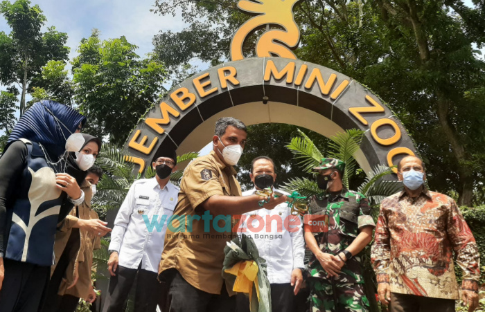 Caption : Bupati Jember Hendy Siswanto dan Owner Jember Mini Zoo Adnan Muhammad, serta jajaran Forkopimda setempat saat melakukan pelepasan burung sebagai simbolis Grand Opening Jember Mini Zoo.