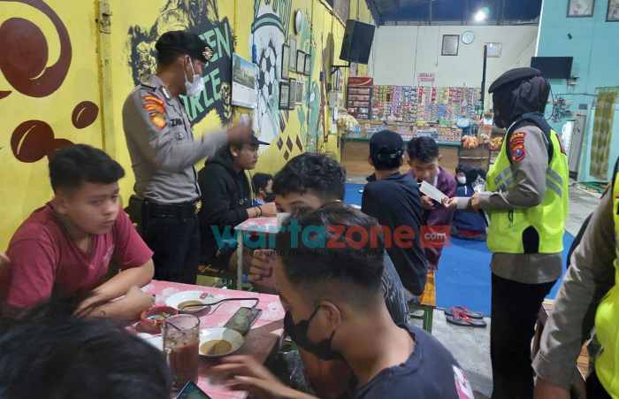 Foto: Polda Jatim melaksanakan giat Patroli Kegiatan Rutin Yang Ditingkatkan (KRYD) dalam rangka mengantisipasi kerumunan.
