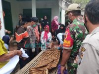 Foto: Jasad korban saat tiba di rumah duka.