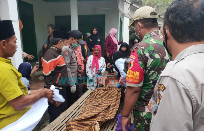 Foto: Jasad korban saat tiba di rumah duka.