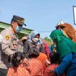 Foto: Polsek Dringu Probolinggo melibatkan dua orang anggotanya menjadi Badut di lokasi vaksinasi merdeka anak.