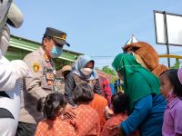 Foto: Polsek Dringu Probolinggo melibatkan dua orang anggotanya menjadi Badut di lokasi vaksinasi merdeka anak.