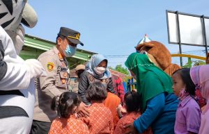 Foto: Polsek Dringu Probolinggo melibatkan dua orang anggotanya menjadi Badut di lokasi vaksinasi merdeka anak.