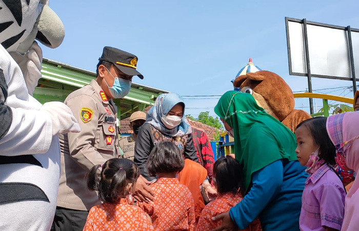 Foto: Polsek Dringu Probolinggo melibatkan dua orang anggotanya menjadi Badut di lokasi vaksinasi merdeka anak.
