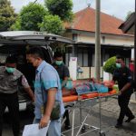 Foto: Pria ODGJ terpaksa diamankan oleh pihak Polres Lumajang karena mengamuk sambil membawa sebilah pisau.