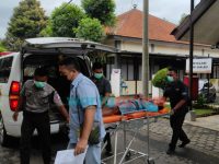 Foto: Pria ODGJ terpaksa diamankan oleh pihak Polres Lumajang karena mengamuk sambil membawa sebilah pisau.