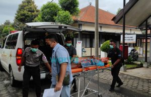Pria ODGJ Tiba-Tiba Masuk Mapolres Lumajang, Ngamuk Membawa Pisau