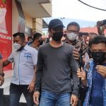 Foto: Pelaku penendang sesajen yang viral di media sosial saat diamankan oleh Ditreskrimum Polda Jatim.