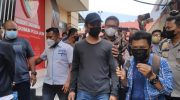 Foto: Pelaku penendang sesajen yang viral di media sosial saat diamankan oleh Ditreskrimum Polda Jatim.