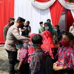 Foto: Wakapolda Jatim Brigjen Pol Slamet Hadi Supraptoyo, meninjau vaksinasi Merdeka anak di SDN 51 Gresik.
