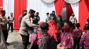 Foto: Wakapolda Jatim Brigjen Pol Slamet Hadi Supraptoyo, meninjau vaksinasi Merdeka anak di SDN 51 Gresik.