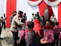 Foto: Wakapolda Jatim Brigjen Pol Slamet Hadi Supraptoyo, meninjau vaksinasi Merdeka anak di SDN 51 Gresik.