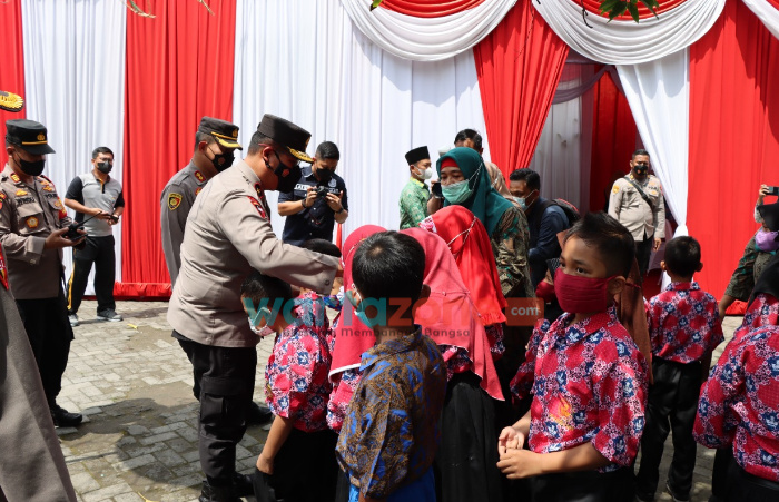 Foto: Wakapolda Jatim Brigjen Pol Slamet Hadi Supraptoyo, meninjau vaksinasi Merdeka anak di SDN 51 Gresik.