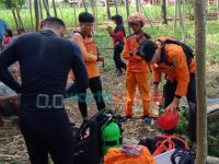 Foto: TRC BPBD Jember dan Anggota Pos Basarnas saat akan melakukan pencarian korban yang hanyut terbawa arus sungai, Jumat (14/1/2022).
