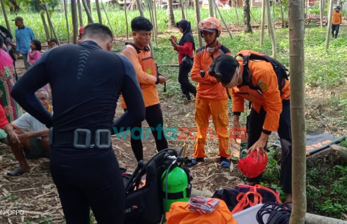 Foto: TRC BPBD Jember dan Anggota Pos Basarnas saat akan melakukan pencarian korban yang hanyut terbawa arus sungai, Jumat (14/1/2022).