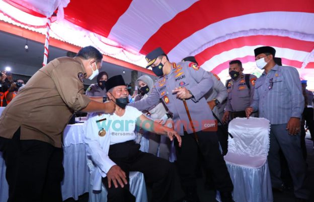 Foto: Kapolri Jenderal Listyo Sigit Prabowo menyaksikan Gubernur Maluku Utara Divaksin.