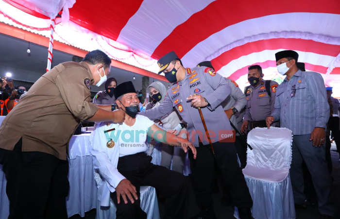Foto: Kapolri Jenderal Listyo Sigit Prabowo menyaksikan Gubernur Maluku Utara Divaksin.