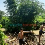 Foto: Tampak bambu-bambu yang menyumbat di aliran sungai, Jumat (14/1/2022).
