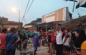 Rem Blong, Dua Truk Fuso Gandeng Seruduk 5 Ruko