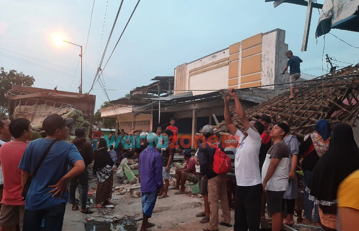 Foto: Kecelakaan dua truk fuso gandeng yang terjadi di jalur utama Banyuwangi-Jember, Kewasan Pasar Sempolan, kecamatan Silo, Jumat (14/1/2022).