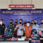 Foto: Kapolres Batu AKBP I Nyoman Yogi Hermawan, saat menggelar pers rilis penangkapan pengendara motor bersenjata api dipinggir jalan yang viral di media sosial.