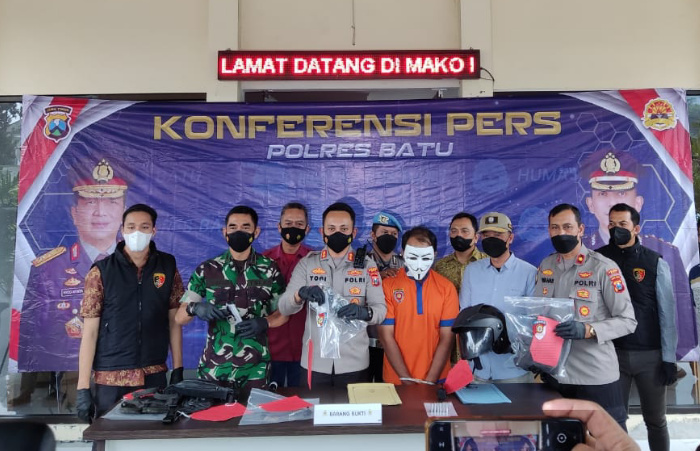 Foto: Kapolres Batu AKBP I Nyoman Yogi Hermawan, saat menggelar pers rilis penangkapan pengendara motor bersenjata api dipinggir jalan yang viral di media sosial.