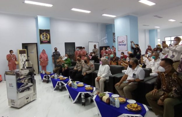 Foto: Rumah Sakit Bhayangkara Lumajang menerima bantuan alat canggih berupa mesin robot Ronaldo (Robot Nangkal Covid Omicron), dari BNI.