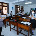 Foto: Kapolri Jenderal Listyo Sigit Prabowo melihat penerapan prokes proses PTM di SMP Kristen 1 Harapan, Kota Denpasar, Bali.