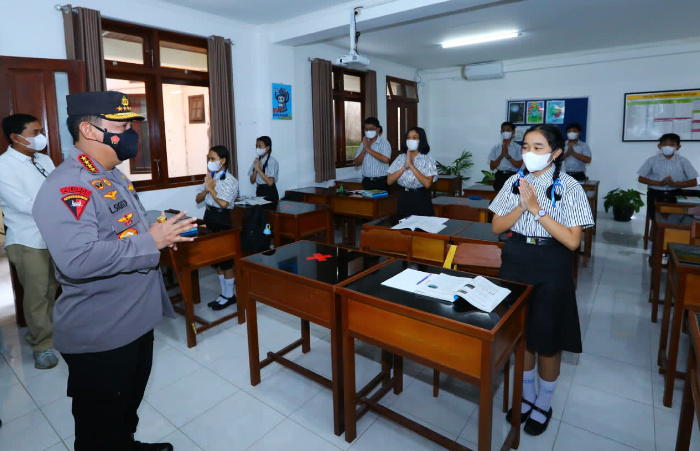 Foto: Kapolri Jenderal Listyo Sigit Prabowo melihat penerapan prokes proses PTM di SMP Kristen 1 Harapan, Kota Denpasar, Bali.