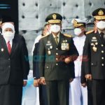Foto: Forkopimda Jatim mengikuti pelaksanaan Upacara Tabur Bunga memperingati Hari Dharma Samudera.