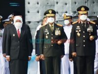 Foto: Forkopimda Jatim mengikuti pelaksanaan Upacara Tabur Bunga memperingati Hari Dharma Samudera.