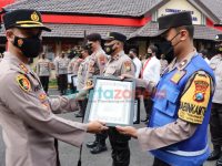 Foto: Kapolres Jember AKBP Hery Purnomo memberikan Reward dan Punishment kepada Polsek jajaran saat pelaksanaan apel pagi di Mapolres Jember.