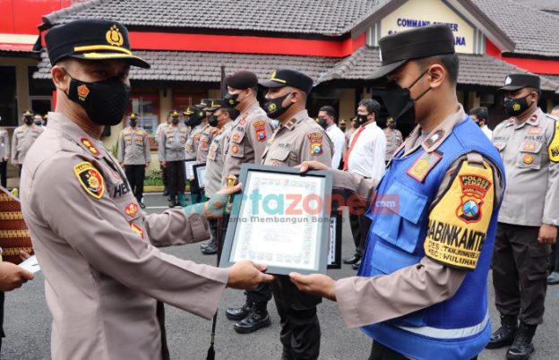 Foto: Kapolres Jember AKBP Hery Purnomo memberikan Reward dan Punishment kepada Polsek jajaran saat pelaksanaan apel pagi di Mapolres Jember.