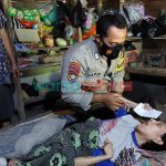 Foto: Bripka Latip Utomo Bhabinkamtibmas Desa Kalikuning, Kecamatan Tulakan, Pacitan, berbagi kebahagiaan kepada penyandang disabilitas saraf otak Murti (36).