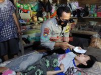 Foto: Bripka Latip Utomo Bhabinkamtibmas Desa Kalikuning, Kecamatan Tulakan, Pacitan, berbagi kebahagiaan kepada penyandang disabilitas saraf otak Murti (36).