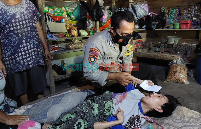 Foto: Bripka Latip Utomo Bhabinkamtibmas Desa Kalikuning, Kecamatan Tulakan, Pacitan, berbagi kebahagiaan kepada penyandang disabilitas saraf otak Murti (36).