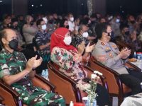 Foto: Forkopimda Jatim menggelar Perayaan Natal Tahun 2021 bersama TNI, Polri, ASN, dan masyarakat di Gedung Mahameru Mapolda Jatim, Jumat (14/1/2022).