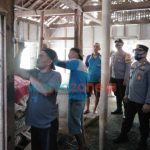 Foto: Polsek Pagak Polres Malang ajak komunitas Sumakul Bersatu melakukan bakti sosial bedah rumah warga tidak mampu di Desa Sumbermanjing Kulon, Kecamatan Pagak, Kabupaten Malang.