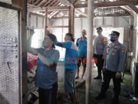 Foto: Polsek Pagak Polres Malang ajak komunitas Sumakul Bersatu melakukan bakti sosial bedah rumah warga tidak mampu di Desa Sumbermanjing Kulon, Kecamatan Pagak, Kabupaten Malang.