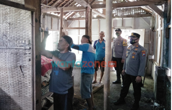 Foto: Polsek Pagak Polres Malang ajak komunitas Sumakul Bersatu melakukan bakti sosial bedah rumah warga tidak mampu di Desa Sumbermanjing Kulon, Kecamatan Pagak, Kabupaten Malang.