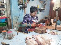 Foto: Salah seorang pedagang ayam di Pasar Tanjung, Devi (50) mengeluhkan sepinya pembeli.